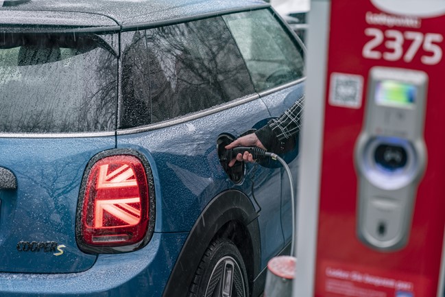España tiene un punto de carga público por cada 11 coches eléctricos, mejor media que Suecia o Alemania