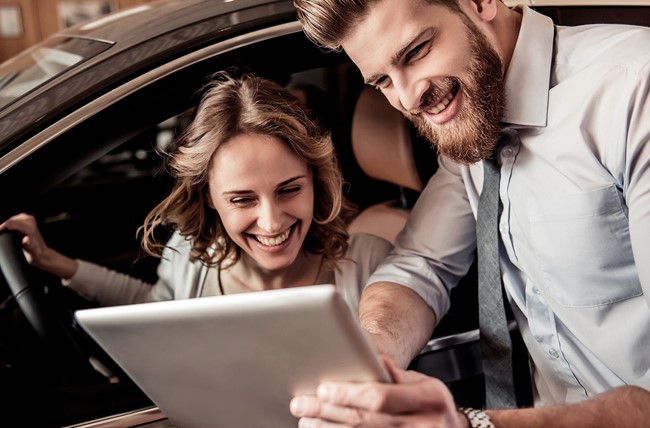 El precio de los coches sube un 1,1% interanual en febrero pero baja respecto a enero