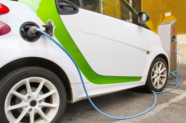 Nicolás Correa desarrolla un proyecto de recarga inteligente y sostenible para vehículos eléctricos