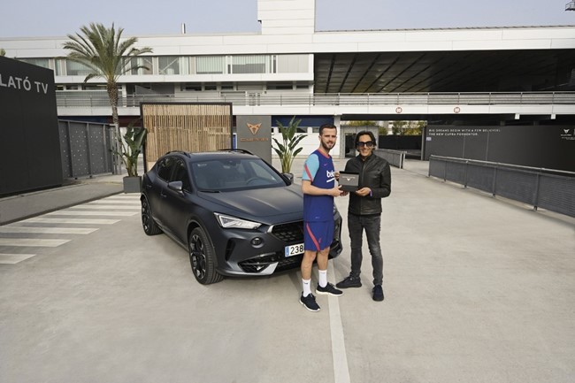 Cupra entrega modelos personalizados a los jugadores del FC Barcelona