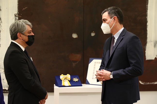 Sánchez entrega a Luca de Meo (Renault) la Gran Cruz de la Orden de Isabel la Católica