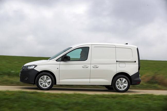 Volkswagen Vehículos Comerciales acuerda con Adif la renovación de 354 automóviles de su flota
