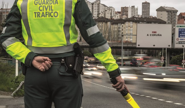 La DGT dice que no tiene competencia para sancionar a conductores por no usar mascarilla en el coche