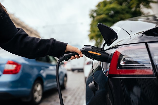 Aedive dice que la información de precios medios en recarga de coches eléctricos puede crear confusión