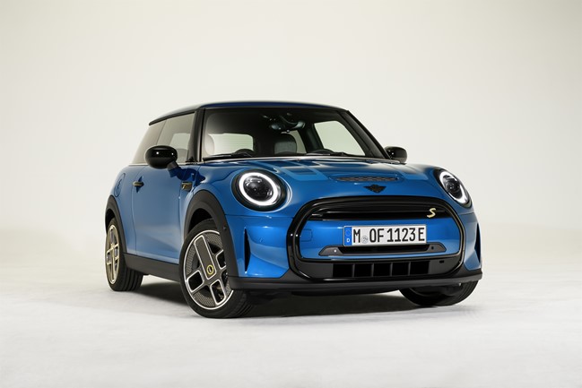 Mini actualiza sus modelos 5 y 3 puertas y Cabrio, con un nuevo diseño exterior