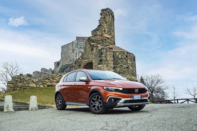 Fiat lanza el nuevo Tipo, que llega con más tecnología, más elementos de seguridad y una versión Cross