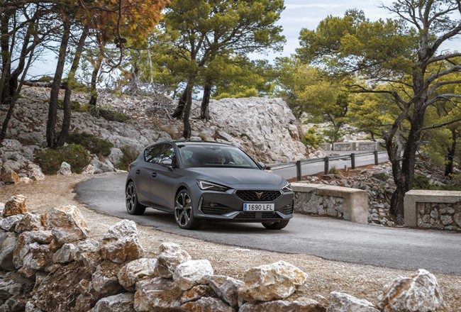 Cupra completa la gama de motores del León con una nueva mecánica de gasolina de 245 caballos