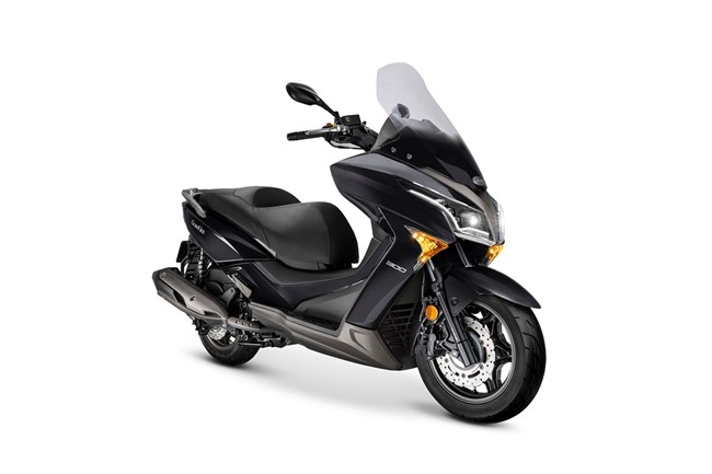 Kymco lanza en España la nueva Grand Dink 300 Euro 5, con nueva iluminación y más eficiente