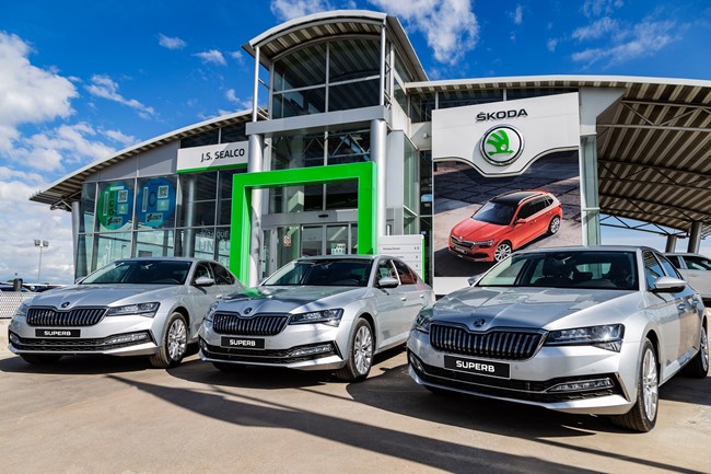 Skoda entrega diez unidades del Superb iV híbrido enchufable al Ayuntamiento de Madrid