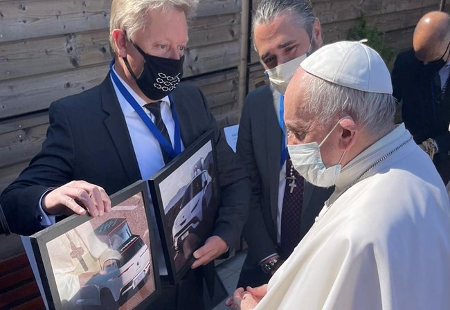 Fisker entregará en 2022 un 'papamóvil' eléctrico al Papa Francisco