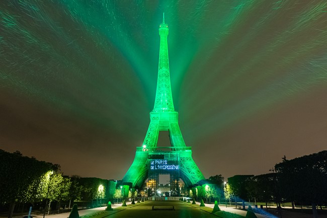 Toyota ilumina de verde la Torre Eiffel de París con su tecnología de pila de combustible de hidrógeno