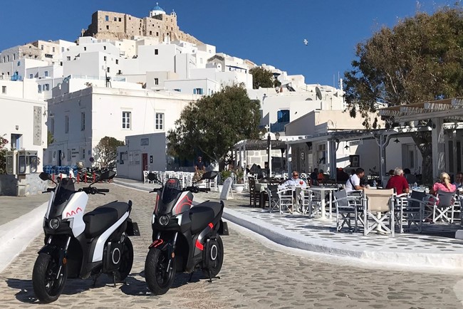 Seat MÓ participa en la electrificación de la isla griega de Astipalea con su eScooter 125