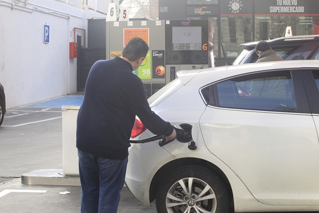 El precio de los coches sube un 2% en mayo y el de los carburantes se dispara un 22,5%