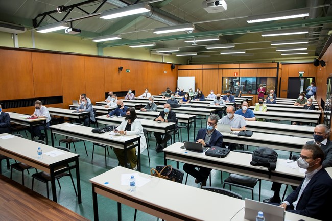 Profesionales de la automoción analizan los riesgos y oportunidades del vehículo eléctrcio