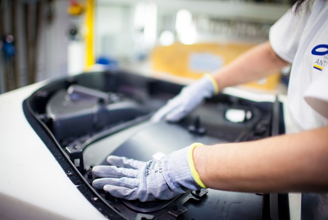 Grupo Antolin colabora con Imdea para desarrollar baterías flexibles adaptables al interior del coche