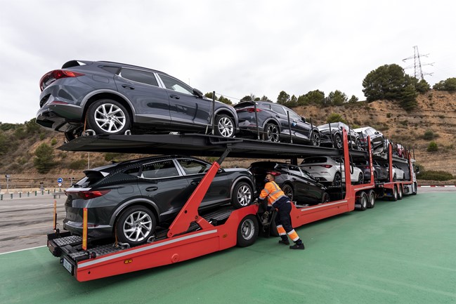 Seat y Setram estrenan en España el primer 'megatruck' para el transporte de vehículos