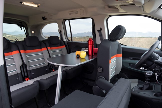 Citroën equipa su Berlingo by Tinkervan con colchón de viscolástica, nevera y ducha portátil