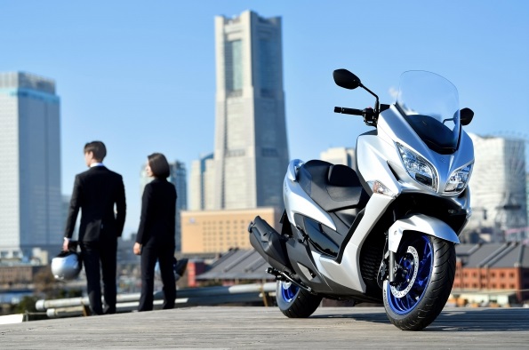 Suzuki renueva el maxiscooter Burgman 400 para que sea más eficiente y atractivo