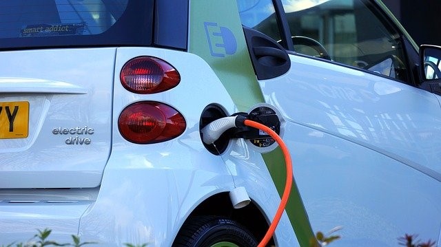 Administradores de Fincas denuncian que se promueva el coche eléctrico sin controlar el precio de luz