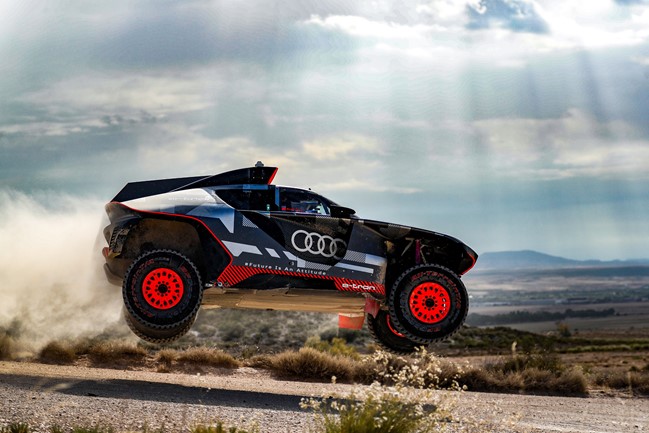Audi prueba su coche para el Rally Dakar en Zaragoza antes de ir a las dunas