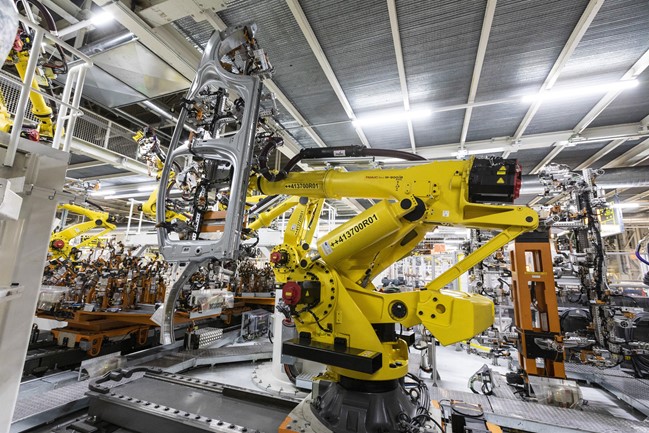 Seat incorpora dos nuevos robots, los más grandes de su historia, a su factoría de Martorell
