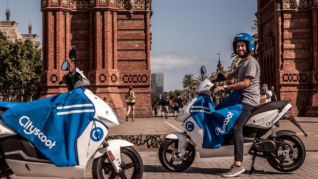Uber lanza en Barcelona con Cityscoot su primer servicio en España de motos compartidas