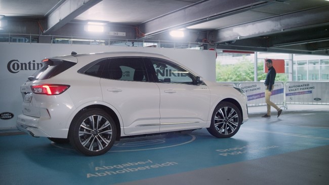 Ford presenta una tecnología que realiza una labor de aparcacoches automático