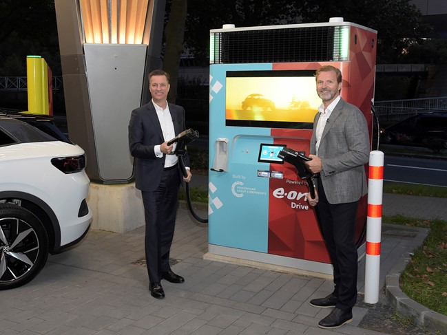 Volkswagen y E.ON lanzan un cargador rápido con batería de almacenamiento
