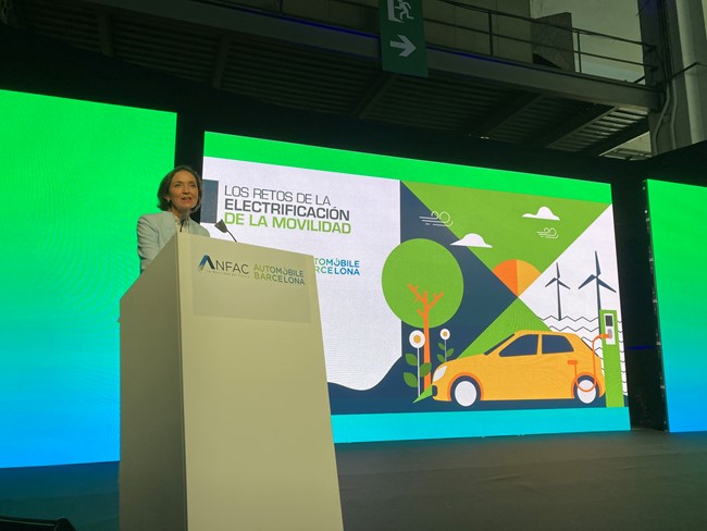 Reyes Maroto pide "dar confianza" a los consumidores para impulsar la demanda de coches