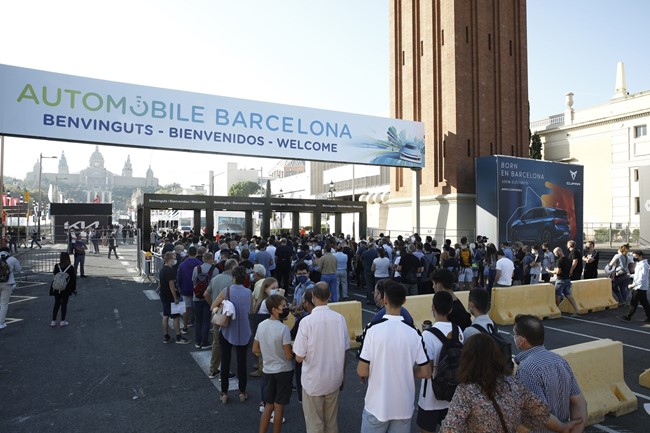 El Automobile registra una "gran afluencia" en su primer día abierto al público