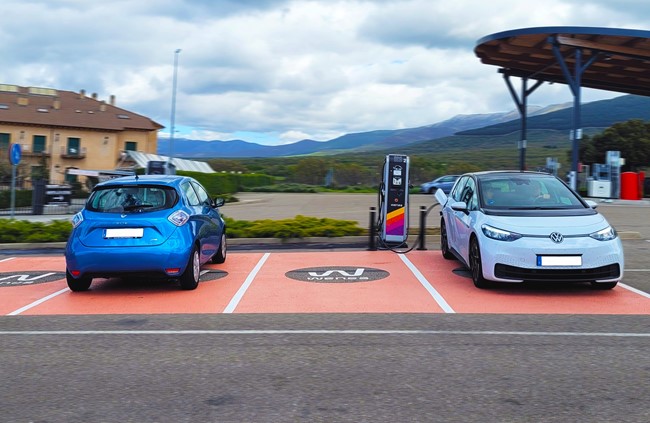 Los coches eléctricos tiene menos costes que los de combustión en la mayoría de los países europeos