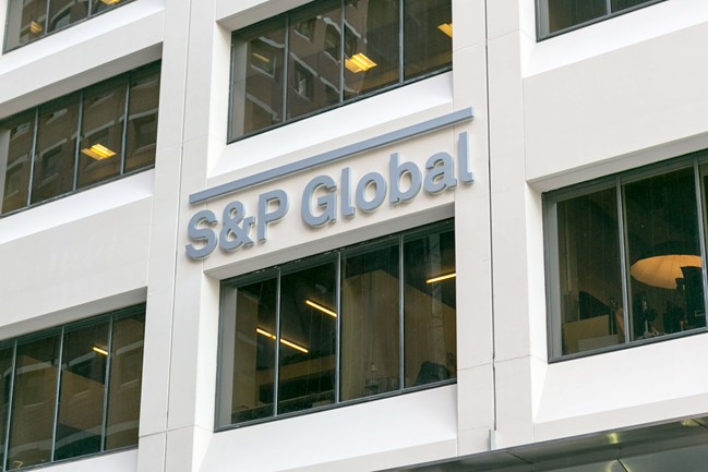 S&P rebaja en hasta 5 millones su previsión de ventas globales de vehículos por la crisis de los chips