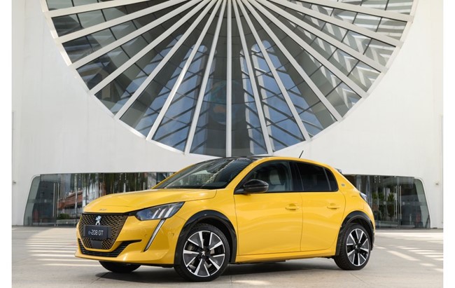 Peugeot lanza en el mercado brasileño el e-208 GT, su berlina eléctrica