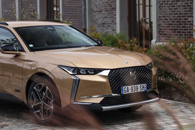 DS lanza el nuevo DS 4, que se ofrece con versiones diésel, de gasolina e híbrida enchufable