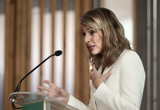 Trabajo cita a los sindicatos del automóvil para tratar los ritmos y cargas de trabajo del sector