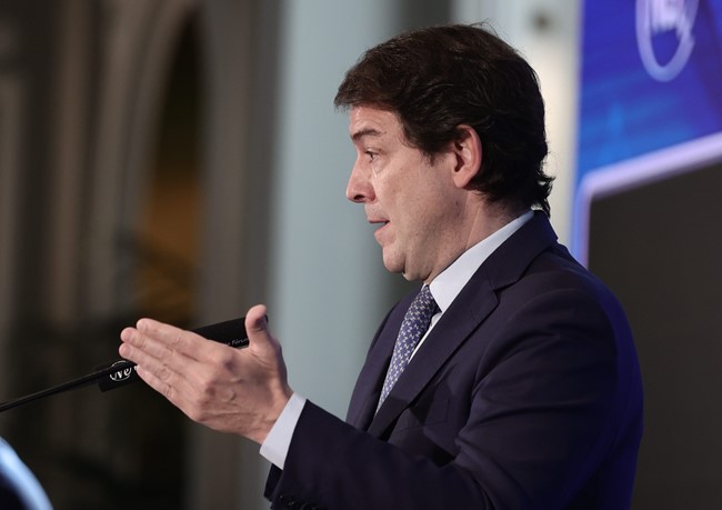 Mañueco (CyL) garantiza la apuesta "sólida, sostenida y de futuro" de Renault con Valladolid y Palencia