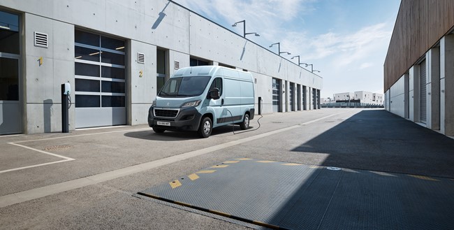 Peugeot completa con nuevos modelos su gama vehículos comerciales totalmente eléctrica
