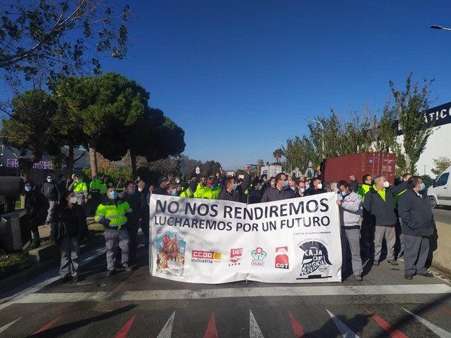 Unos 600 trabajadores de Nissan cortan la Ronda Litoral de Barcelona por la reindustrialización