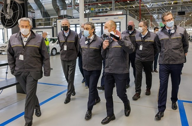 Renault avanza en el proyecto Refactory e inaugura su fábrica para reacondicionar vehículos de ocasión