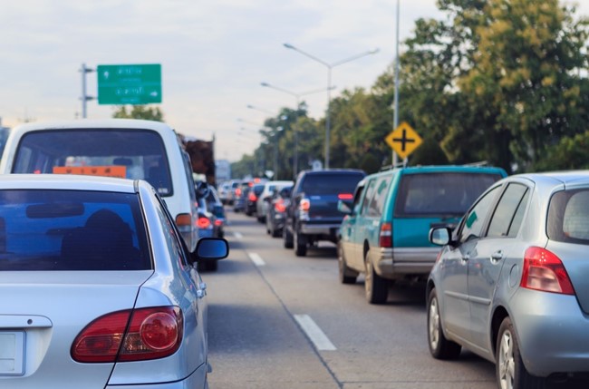 Casi dos de cada diez conductores usarán menos su coche por la subida de precios, según el RACE