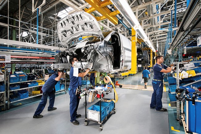 La planta de Mercedes-Benz en Vitoria comunicará mañana a los sindicatos si para la semana que viene