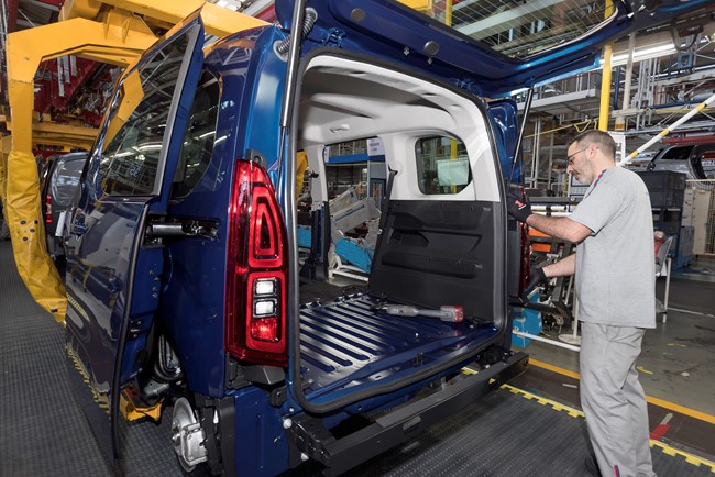 El sector del automóvil se deja 29.000 empleos en España en un año por la falta de chips y la pandemia