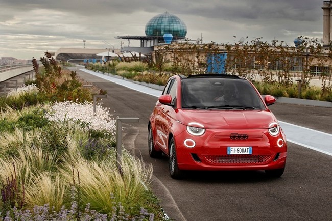 La edición especial del Fiat (500) RED está ya disponible en España