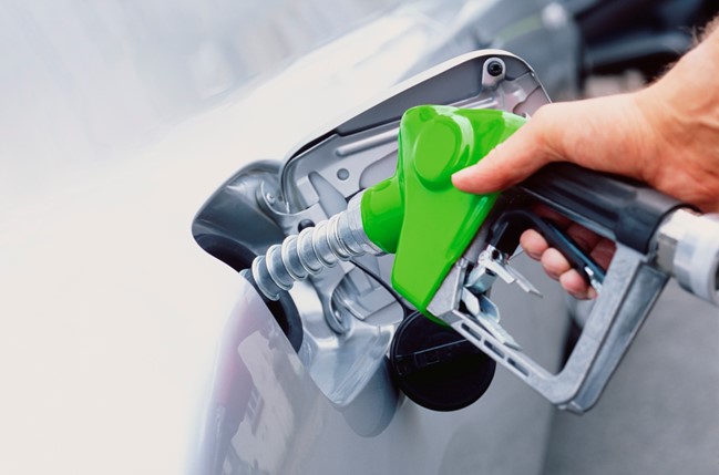 La UE podría exigir que las petroleras absorban la tasa de carbono y no pasarla al cliente, según T&E