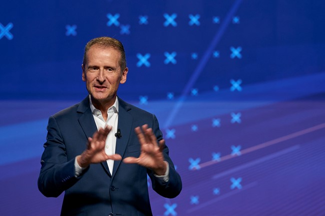 Diess (Volkswagen) ganó 10,3 millones en 2021, un 30% más por la mejora del negocio