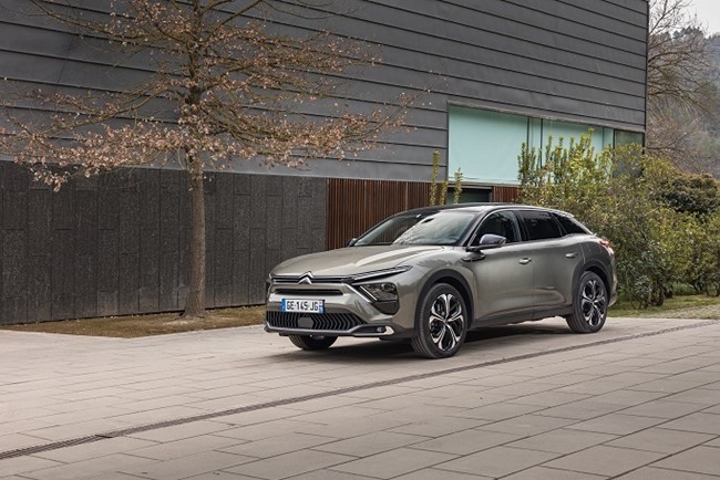 Citroën lanza en España el C5 X, una combinación de berlina, familiar y todocamino
