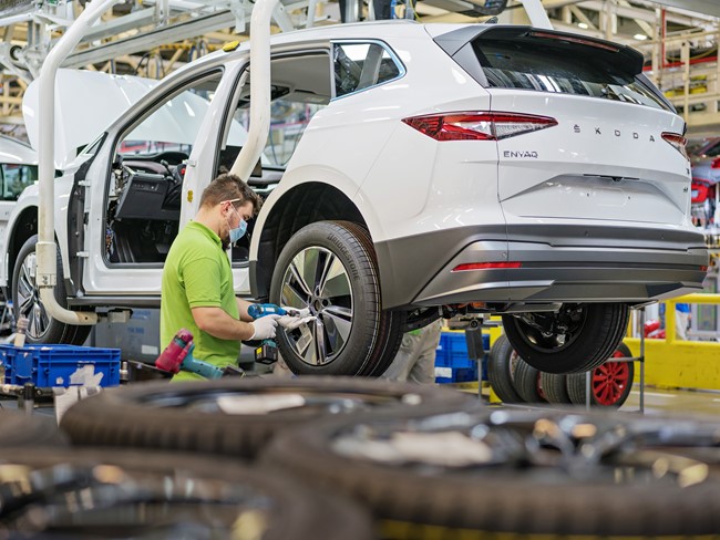 Skoda reanuda la producción del eléctrico Enyaq iV tras el parón por los 'cuellos de botella' logísticos