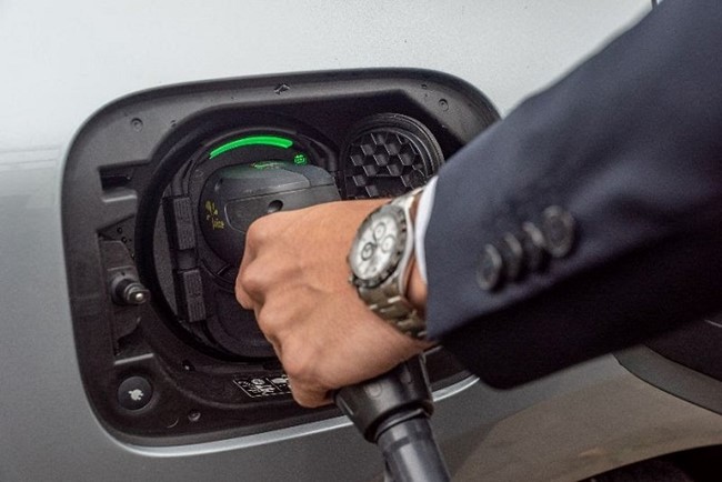 Las ventas de coches electrificados superarán a las de diésel y gasolina en la primera mitad de 2023
