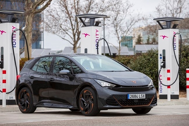 Cupra lanzará a mitad de año la tecnología Plug & Charge para facilitar el proceso de recarga del Born