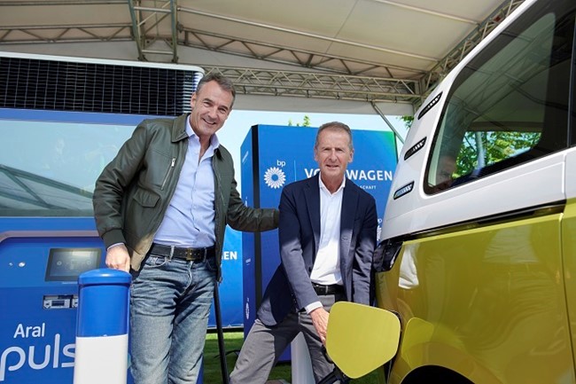 Grupo Volkswagen y BP se alían para impulsar la red de recarga de coches eléctricos en Europa